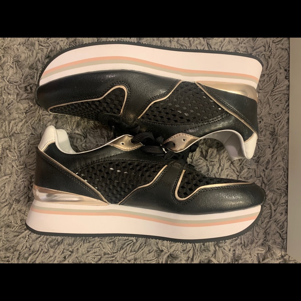 Sneakers - Picture 5 of 6